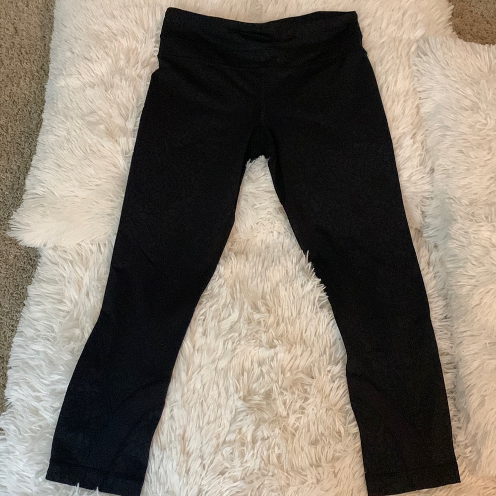 Black lululemon capri leggings